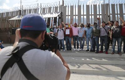 MEX3938. CHILPANCINGO (MÉXICO), 10/01/2023.- Periodistas protestan hoy, al exterior de la Fiscalía General de la República, en el municipio de Chilpancingo, en el estado de Guerrero (México). El periodista Jesús Pintor Alegre y los administradores de una página de noticias, Fernando Moreno Villegas y Alan García Aguilar, desaparecieron en la zona de Tierra Caliente del sureño estado mexicano de Guerrero desde finales de diciembre de 2022, según se informó este martes. EFE/José Luis de la Cruz
