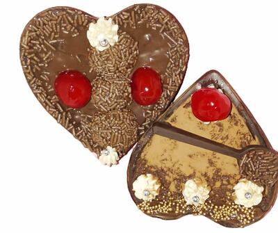 Caja de Amor, que contiene dos corazones de chocolate artesanal rellenos de brigadeiro y coco cubiertos con diferentes toppings. Más opciones en el IG @cajasdeabrazos