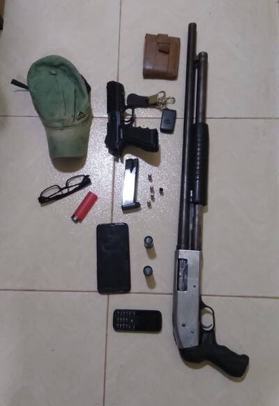 Las armas, cartuchos, celulares y otros objetos incautados.