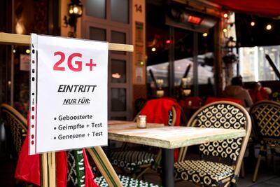 Un cartel a la entrada de un restaurante en Duesseldorf (Alemania) advierte a los clientes que deben respetar el llamado "2G+", la regla de probar que se está vacunado con refuerzo, más el resultado de un test o la prueba de que se ha recuperado del covid.