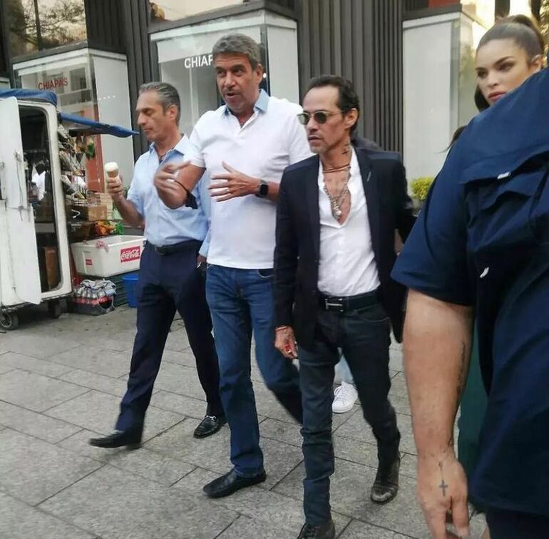 Otra imagen de Marc Anthony y Nadia Ferreira que circula en las redes. (Instagram/Belleza del Paraguay)