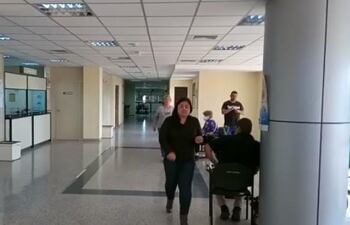 El periodista Saturnino Sosa llegó a sacar esta imagen en el pasillo del Palacio de Justicia, cuando los familiares del imputado Matías Acosta, le amedrentaron.