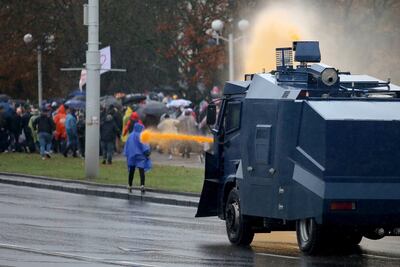 Un carro hidrante dispara un chorro de agua contra una persona durante una protesta en Minsk.