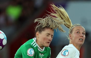 Rebecca Holloway (i), de Irlanda del Norte, salta en procura del balón con la jugadora inglesa Keira Walsh, durante el partido que disputaron ayer.