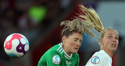Rebecca Holloway (i), de Irlanda del Norte, salta en procura del balón con la jugadora inglesa Keira Walsh, durante el partido que disputaron ayer.
