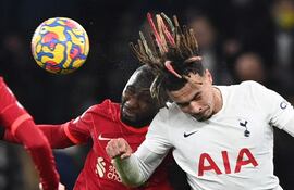 Duelo aéreo por el balón entre Naby Keita (i), del Liverpool, y Dele Alli, del Tottenham.