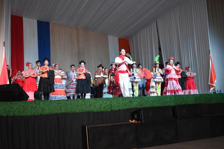 Las embajadas artísticas de diversos países se unieron para la apertura de la noche artística