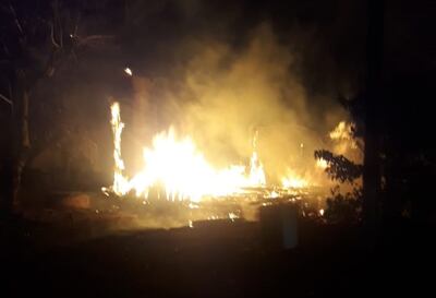 La casa fue totalmente consumida por las llamas.