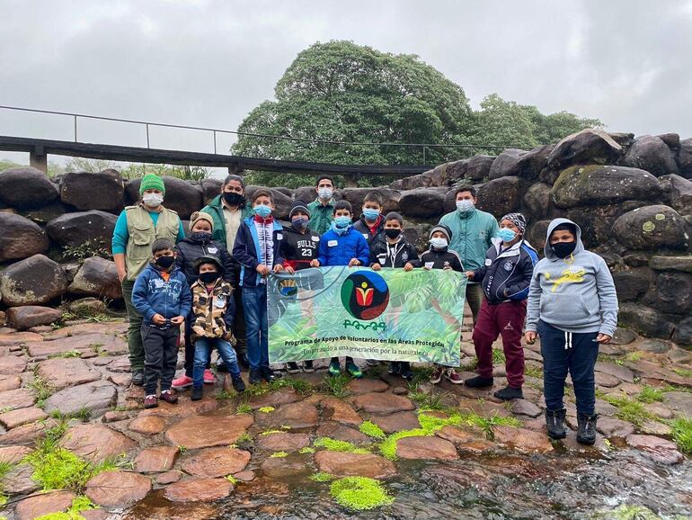 Capacitan a 15 niños de la zona del Parque para que en un futuro sean guardianes ambientales. 