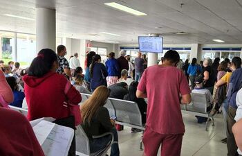 Asegurados del IPS tienen que esperar durante horas para ser atendidos por un médico y luego, otras horas para llegar a la farmacia, donde siempre hay medicamentos en falta, denuncian.