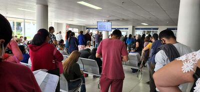 Asegurados del IPS tienen que esperar durante horas para ser atendidos por un médico y luego, otras horas para llegar a la farmacia, donde siempre hay medicamentos en falta, denuncian.