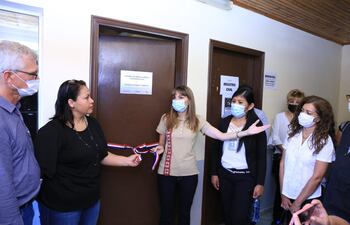 Carla Bacigalupo (centro) inaugurando la oficina de trabajo en Mariscal Estigarribia, en la foto el diputado Edwin Reimer, Carolina González Pdta. de la Junta de Mariscal Estg., Erundina Machuné y demás funcionarios ministeriales