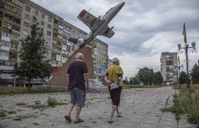 Civiles caminan en una calle de Lysychansk, en la región ucraniana de Lugansk.