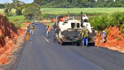 Obreros y máquinas operan en un punto del trayecto de la Ruta de la Caña de Mauricio José Troche.