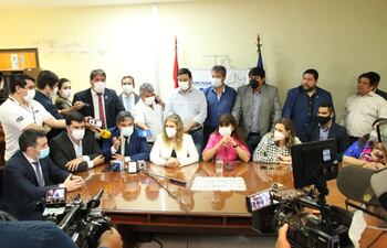 Diputados de todas las bancadas opositoras el miércoles dieron su solidaridad a Celeste Amarilla (PLRA) tras la pretensión cartista de expulsarla de la Cámara.