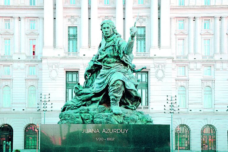 Estatua de Juana Azurduy que reemplazó un tiempo a la de Colón en Buenos Aires.