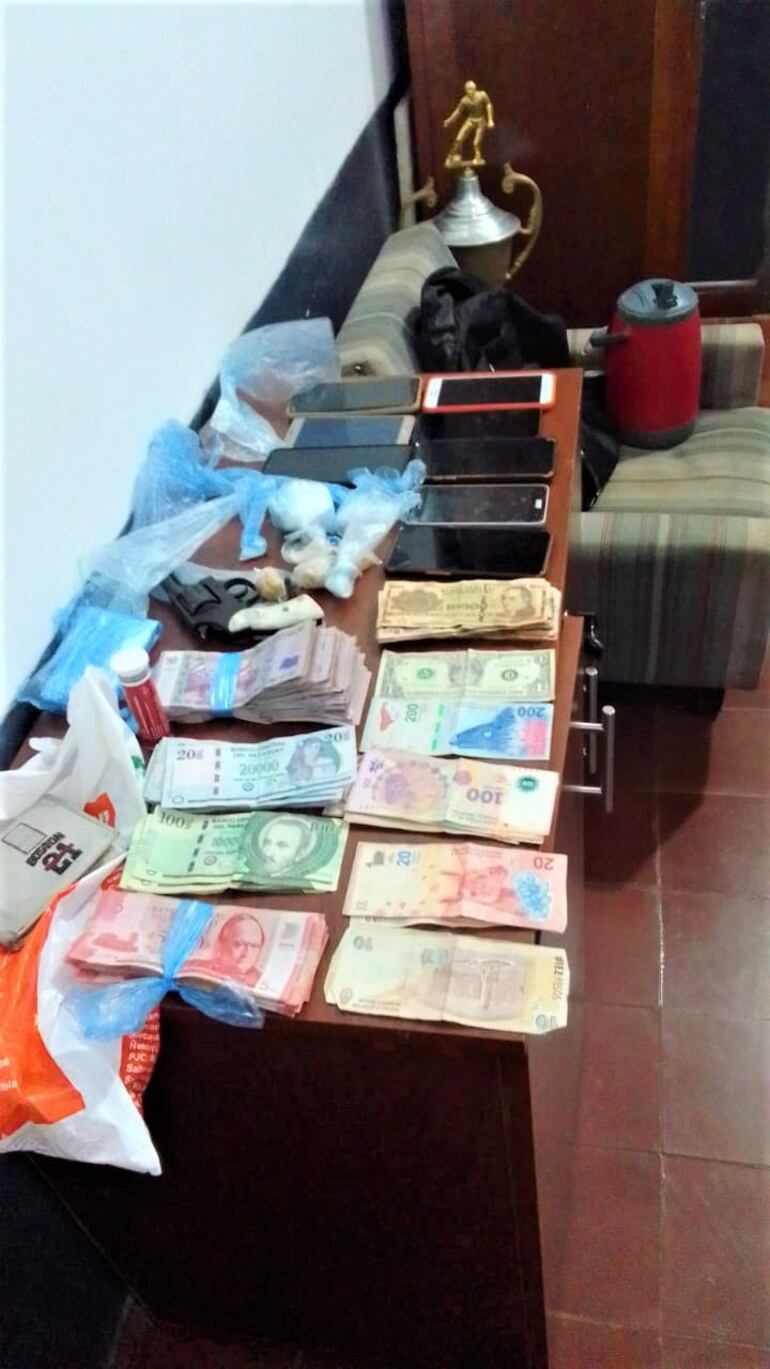 Policías incautan drogas y evidencias