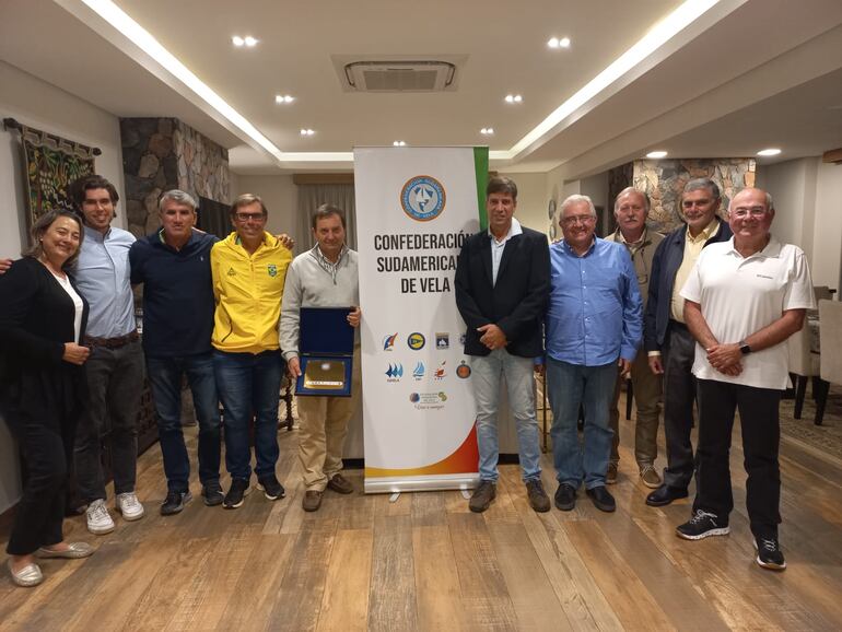 Presidentes de las Federaciones Sudamericanas de Vela en asamblea cumplida anoche en Encarnación eligieron por unanimidad a Paraguay para ocupar la presidencia de la organización internacional.