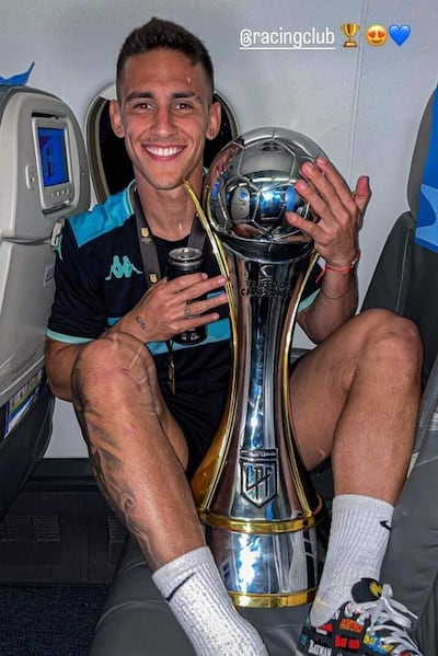 Matías Rojas, con el trofeo de campeón conquistado el domingo con Racing Club.