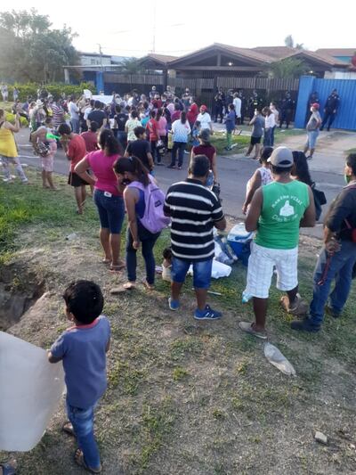 Pobladores de asentamientos escracharon a concejales de Limpio