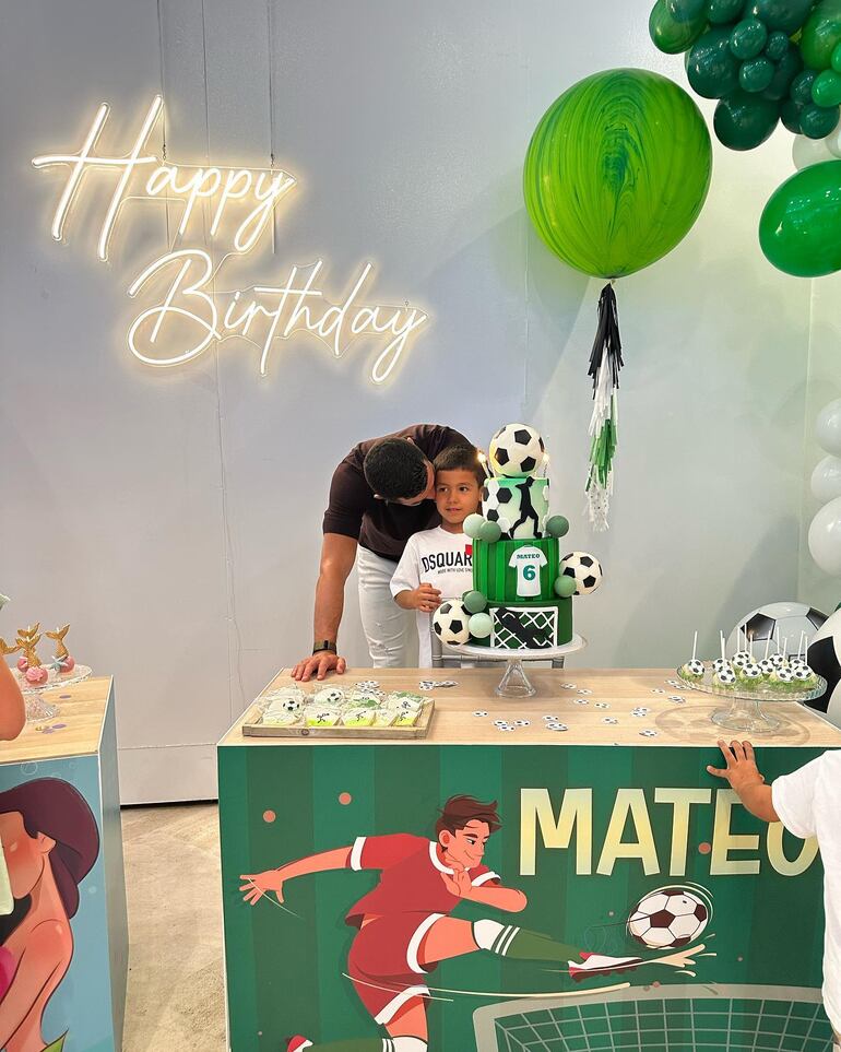 Cristiano Ronaldo dando un tierno beso a Mateo, el pequeño que ayer cumplió seis años. (Instagram/Georgina Rodríguez)