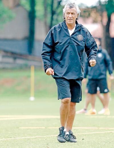 Néstor Raúl Gorosito (56 años), conductor
técnico franjeado.