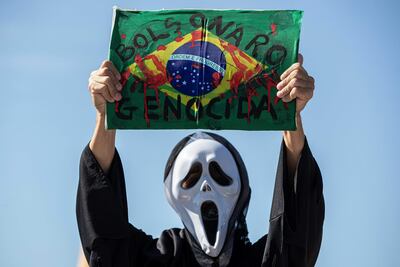 Miembros de sindicatos participan en una concentración contra el presidente de Brasil, Jair Bolsonaro, hoy en la ciudad de Brasilia (Brasil).