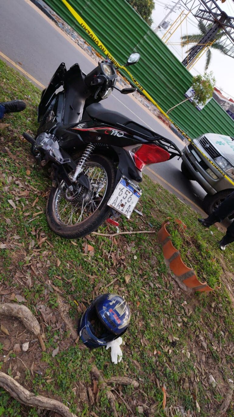 Motocicleta y casco de Francisco Aguilera, músico de la banda militar de la marina que falleció en un accidente de tránsito sobre Primer Presidente.