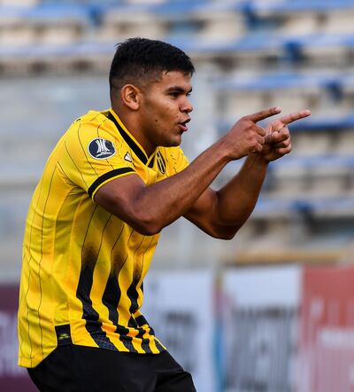 Rodney Redes festeja el gol ante Palestino, en el estadio San Carlos de Apoquindo,  que puede significar la clasificación del equipo aborigen a la fase de grupos de la Copa Libertadores.