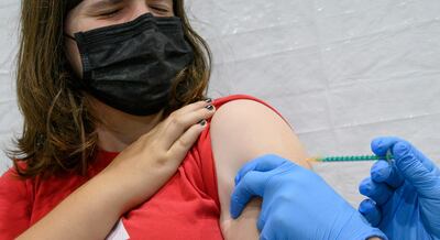 Nicole, una niña de 12 años, recibe una dosis de la vacuna BioNTech en Ludwigsburg, al sur de Alemania.