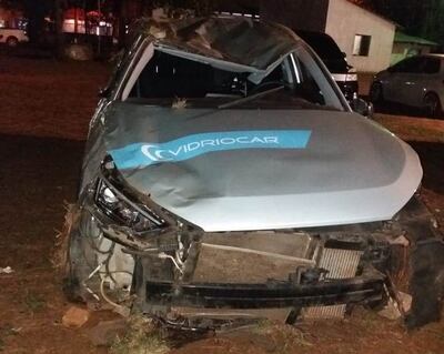 La camioneta quedó con importantes daños materiales a causa del aparatoso vuelco.