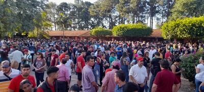 En los locales de votación de Coronel Oviedo ya se cerraron los portones, pero muchos esperan aún poder votar.