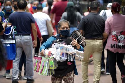 Una vendedora informal ofrece sus productos en una calle de la ciudad de Guayaquil (Ecuador).