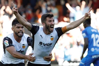 El paraguayo Omar Alderete se suma al festejo de su compañero José Luis Gayá, quien anotó a los 98 minutos el gol del empate para Valencia ante Mallorca.