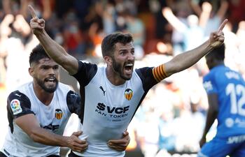 El paraguayo Omar Alderete se suma al festejo de su compañero José Luis Gayá, quien anotó a los 98 minutos el gol del empate para Valencia ante Mallorca.