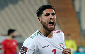 Alireza Jahanbakhsh, jugador del Feyenoord de Países Bajos, celebra su gol para Irán, que se impuso ayer por 1-0 a Siria en partido de la Eliminatoria de Asia.