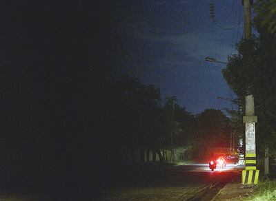 La oscuridad en la calle que rodea al Jardín Botánico.