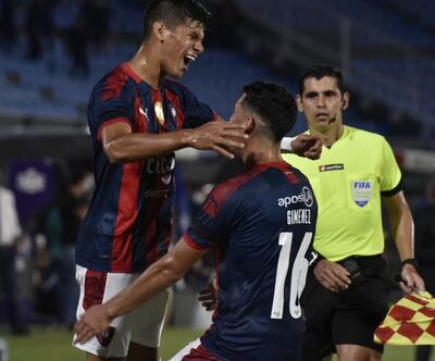 Robert Morales y Enzo Giménez celebran tras el gol del primero en el último clásico jugado por el Clausura donde había ganado el Ciclón.