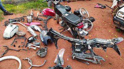 Partes que corresponderían a una veintena de motocicletas robadas fueron encontradas en poder del sospechoso.