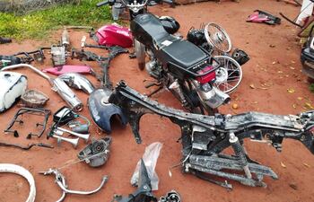 Partes que corresponderían a una veintena de motocicletas robadas fueron encontradas en poder del sospechoso.