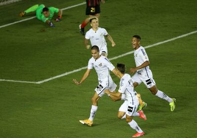 Kaiky Fernandes Melo festeja el gol del triunfo de Santos.q