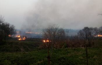 El fuego se desató alrededor de las tres de la tarde, no sabemos cómo comenzó, si fue por alguna quema de pastizales o porqué, pero ya afectó al menos 100 hectárea, dijo. Por el calor reinante y la prolongada sequía las llamas se extendieron rápidamente, sin darles tiempo sino a tratar de escapar por sus vidas.
La comunidad no dispone de agua potable ni electricidad, y a su condición de precariedad en que ya estaba viviendo se suma ahora este siniestro que les dejó en total desamparo.
Pedimos ayuda para combatir el fuego, que todavía sigue, necesitamos la ayuda solidaria de la gente con comida, ropas, esperamos la presencia de las autoridades, nuestra situación está grave, nos quedamos sin nada, puntualizó el educador.
La comunidad está conformada por unas 30 familias, y existen unos 50 niños, de los cuales 13 están en edad escolar y asisten a la escuela indígena Pindo-i, Nro 7755, de la comunidad.
La escuela, hecha de material cocido, no fue muy afectada, pero se quedaron sin nada que comer, por lo que esperan cualquier tipo de ayuda, cuanto antes, enfatizó el educador.