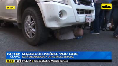 Payo Cubas bajo una patrullera.