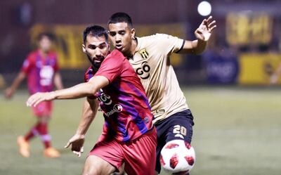 Alberto Espínola, lateral derecho de Cerro Porteño, intenta quedarse con la pelota ante la presencia del juvenil zaguero de Guaraní, Roberto Fernández. El ciclón volvió a ganar con su nuevo cuerpo técnico y escala posiciones.