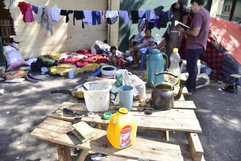Las veredas de la avenida Artigas siguen siendo el albergue de varios indígenas que no tienen tierras. Dicen que arriban a Asunción porque no son atendidos en el interior del país.  