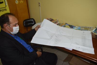 El abogado Eugardo Barrios, representante de los campesinos de la colonia San Miguel del Norte exhibe el plano aprobado por la gerencia regional del Indert.