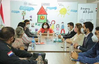 Reunión interinstitucional del Ministerio de la Niñez y diferentes autoridades nacionales para abordar problemática de la niñez en calle en zona del Mercado de Abasto de Asunción.