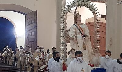 La imagen llega a la Catedral desde su oratorio. Luce de blanco en homenaje al personal de blanco.