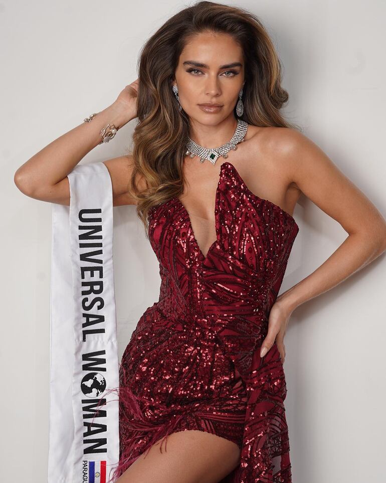 Preciosa, la representante guaraní Lourdes Motta, quien se encuentra en Dubái llevando en alto la bandera tricolor. (Instagram/Lourdes Motta)