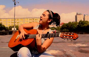 La cantautora paraguaya María Ríos en una escena del video.